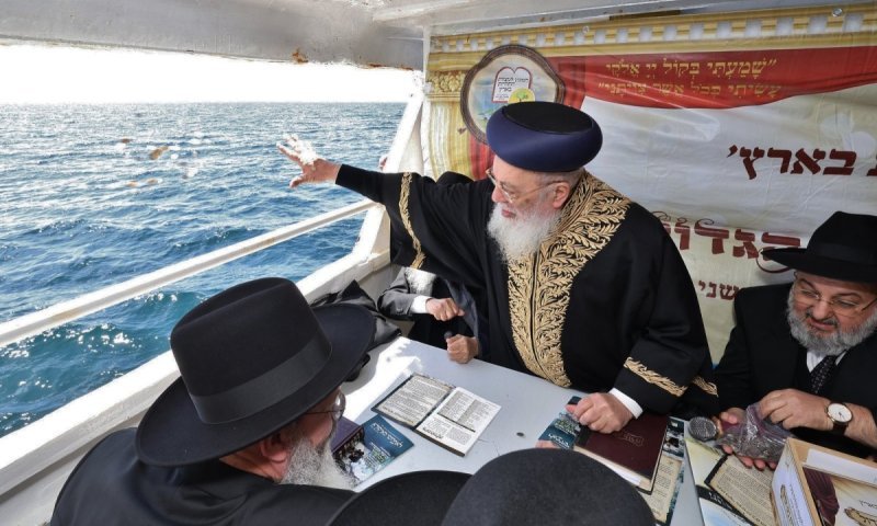 הפלגה של מצווה: ביעור מעשרות בלב ים בראשות הראשון לציון