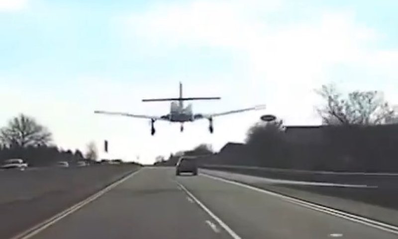 נחיתת חירום חריגה: מטוס קל נחת על הכביש המהיר