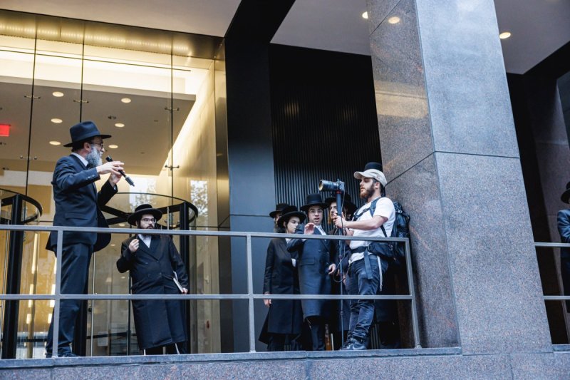 האחים לאנטשעווסקי, אברומי בלום, ד. ה. כרם, אייזיק. י, Clear shot