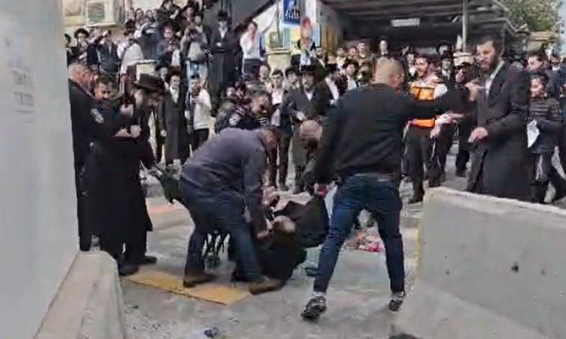 אלימות משטרתית מטורפת בירושלים: שוטרים הפכו עגלה עם פעוט והכו בעגלה