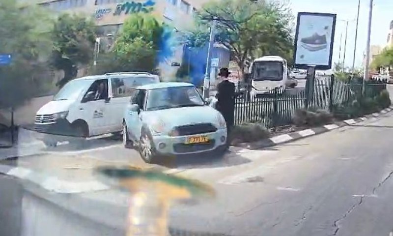 תיעוד מביתר: נהג מופרע עולה על אי תנועה וכמעט דורס הולך רגל