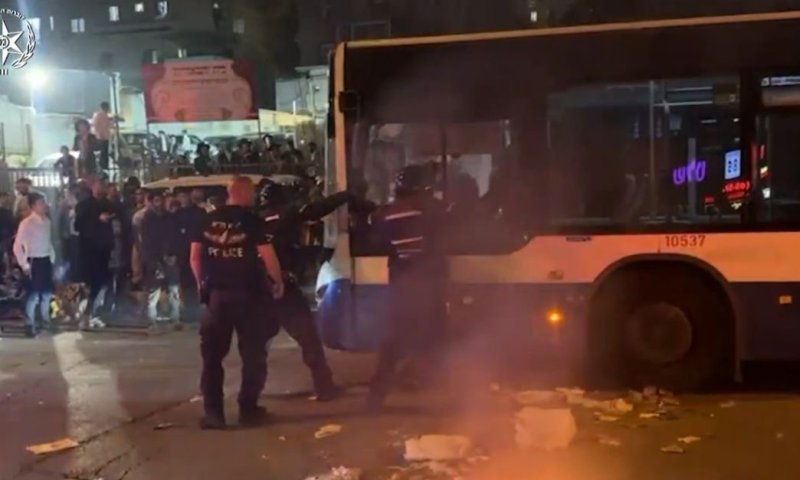 הפרות סדר קשות שנמשכו שעות: 26 נעצרו, 5 שוטרים נפצעו 