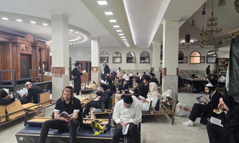 קריאת מגילת איכה ואמירת הקינות בליל תשעה באב באומן