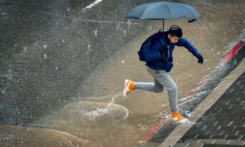 גשם בצפון ובמרכז, תחול ירידה קלה בטמפרטורות - מחר שלג