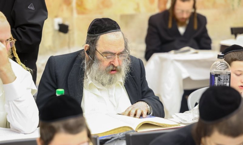 הפוסק הגר"מ סירוטה נפל בביתו ופונה לבית החולים