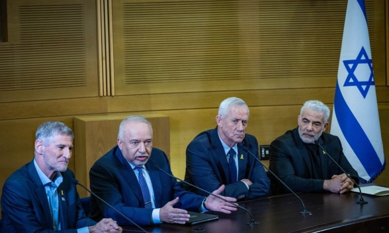 גולן נגד לפיד: "מסרב לאיחוד בגלל 'בעיות אישיות'"