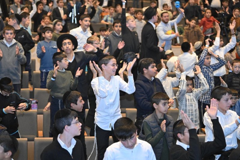 באדיבות המצלם