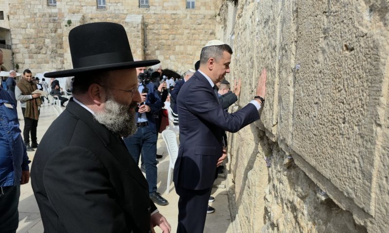 משלחת בכירה מרומניה בביקור הזדהות בכותל המערבי