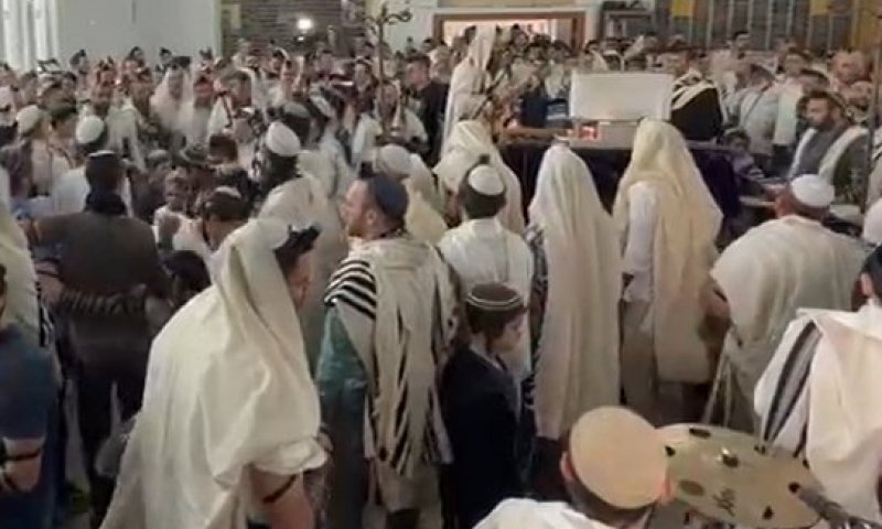 מצמרר: ספר התורה ששרד את אושוויץ הוקדש לנופלי "חרבות ברזל" בלב גוש דן