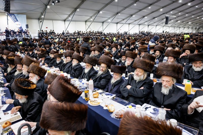 בחצרות סאטמר