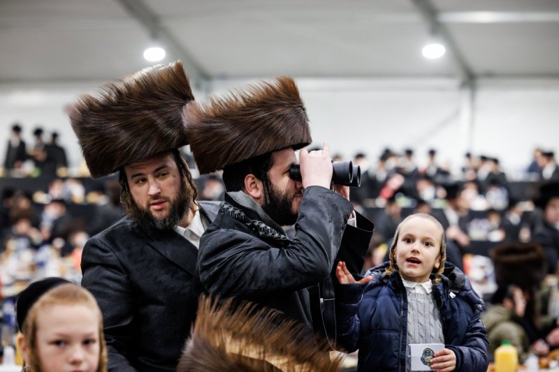 בחצרות סאטמר