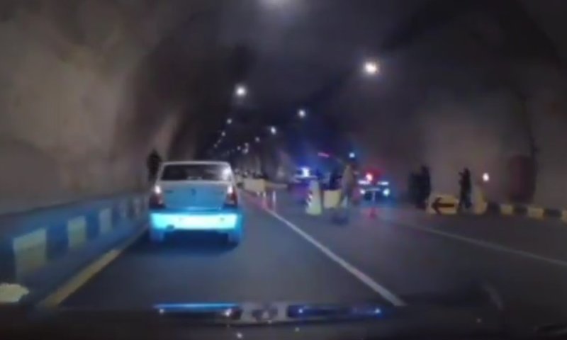 חוששים מתקיפות: אנשי הבסיג' באיראן העבירו את המחסומים למנהרות