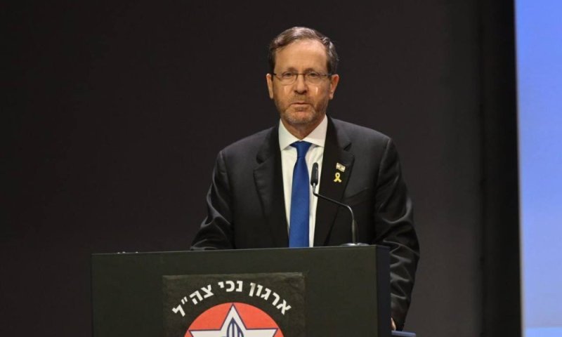 נשיא המדינה הרצוג הדליק נר שמיני עם תושבי קיבוץ בארי