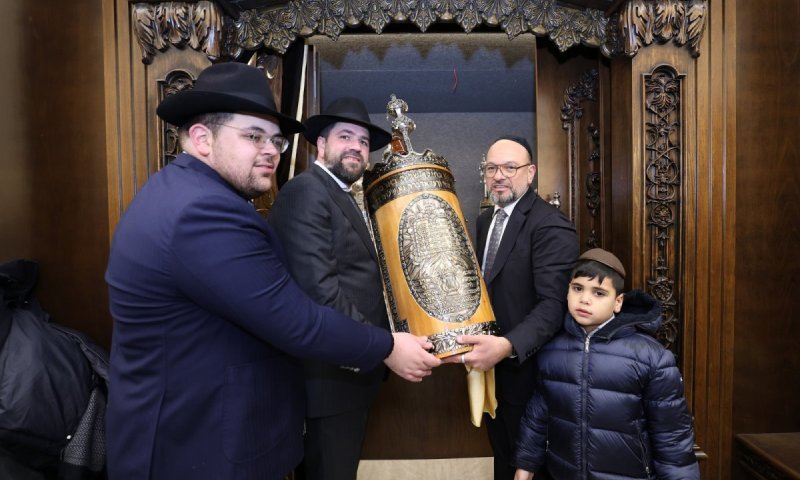 חניכי הישיבות בטלז סטון חגגו במעמד הכנסת ס"ת וקביעת מזוזות