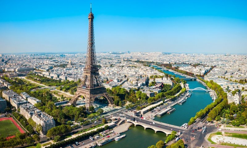 פריז, שתיקה וחלום אחד מטלטל: אפרת ברזל על הרגע שבו הכל התחבר