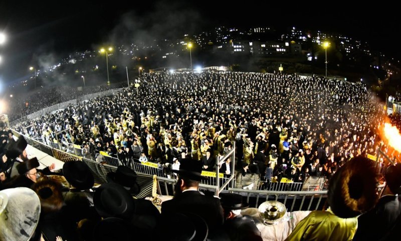 בחניון אוטובוסים בביתר: אלפים בהדלקה היסטורית של תולדות אברהם יצחק