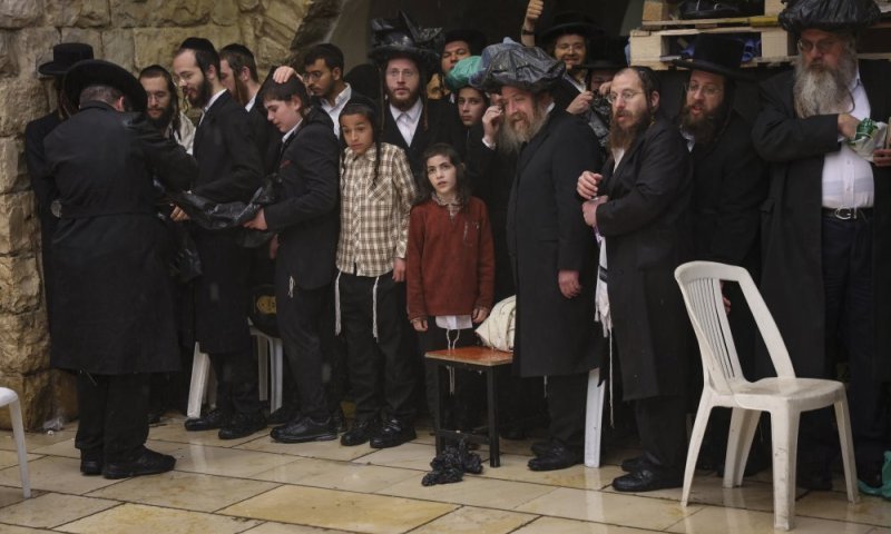תחת גשם זלעפות וסדרנים חרדים: היערכות במירון להדלקת הרבי מבאיאן