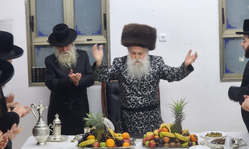 שוררו משירי הימים הנוראים: טיש ט"ו בשבט בחצר הקודש בוטושאן