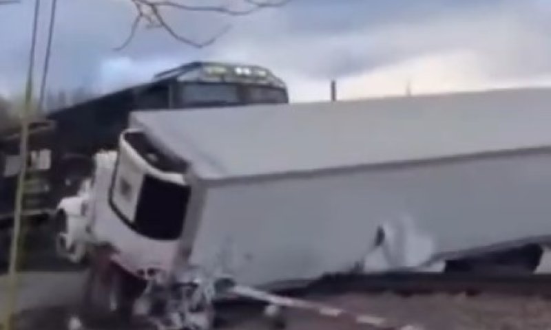 ארה"ב: רכבת התנגשה בעוצמה במשאית שנתקעה על הפסים