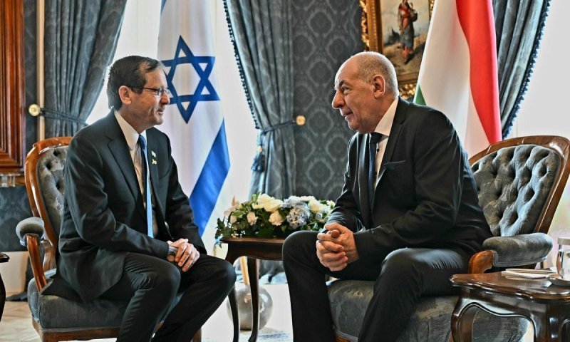 נשיא הונגריה נפגש עם משפחת החטוף עמרי מירן וניצול שואה