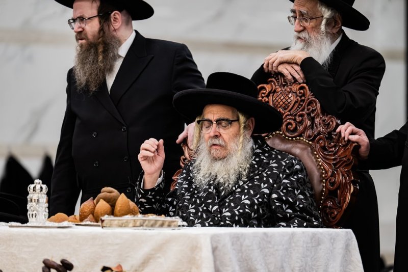 בחצרות סאטמר