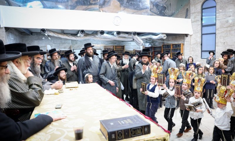 ילדי 'תולדות' בטבריה ליקקו דבש והרבי הגיע ללמוד עם הילדים א' ב'