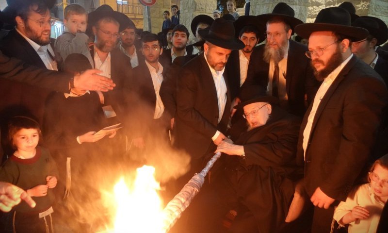 מסורת אבותיו: הגרמ"צ ברגמן הדליק את האבוקה וקיבל את ילדי החלאק'ה