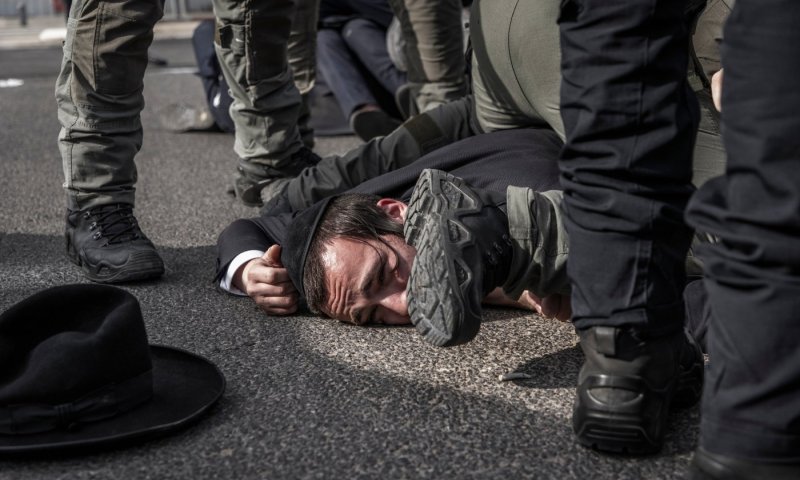 מחאות אלימות, לקראת הדיון בבג"ץ | תיעוד: מבוגר הושלך ע"י המפגינים  