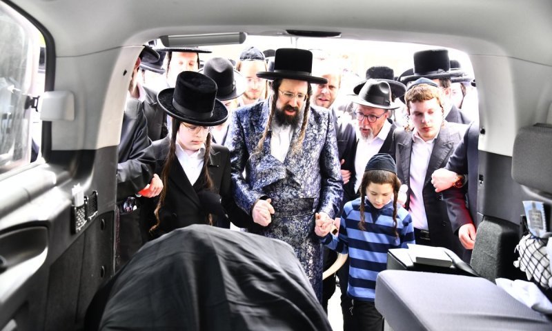 הרבי ממעז'יבוז פרץ בבכי וצעד עם ילדיו בהלווית הרבנית ע"ה