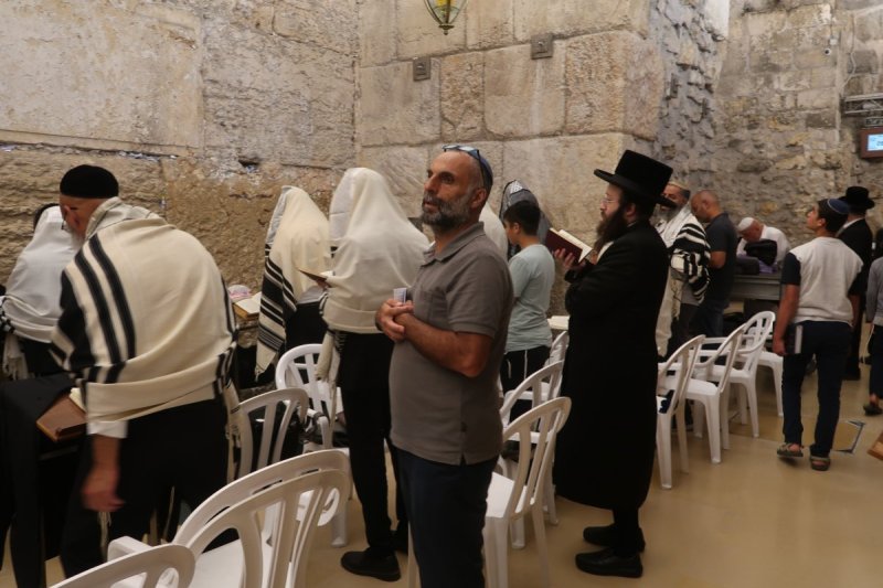 <blat>בחדרי חרדים</blat>