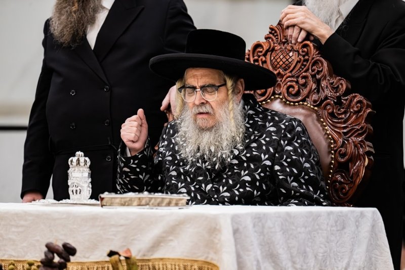 בחצרות סאטמר