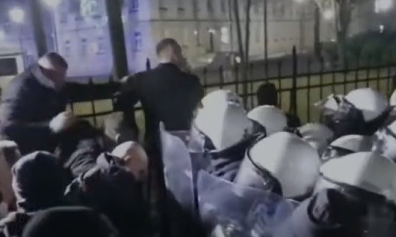 כאוס בפולין: עימות פיזי בין הנשיא לשופטים בתוך בית הדין החוקתי