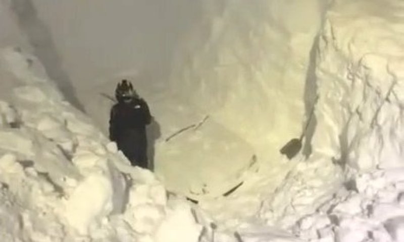 הרכב נקבר תחת כמויות אדירות של שלג בקמצ'אטקה: צוות חפירה פעל לחילוצו