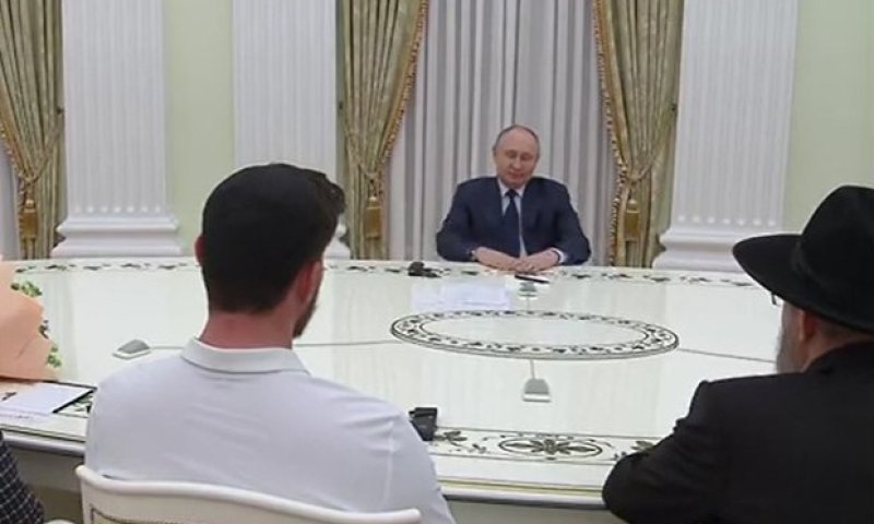 הנשיא פוטין נפגש עם שורדי שבי ושיבח את חמאס על השחרור