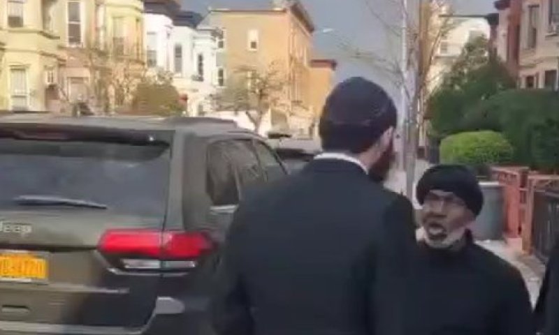 בקהילה היהודית חוששים ממהומות: חרדי תועד מעיף אפרו אמריקאי מכסא גלגלים