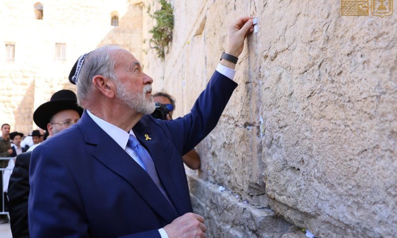 נשיא ארה"ב שיגר פתק להטמנה בין אבני הכותל - "לשלום בישראל – דונלד טראמפ"
