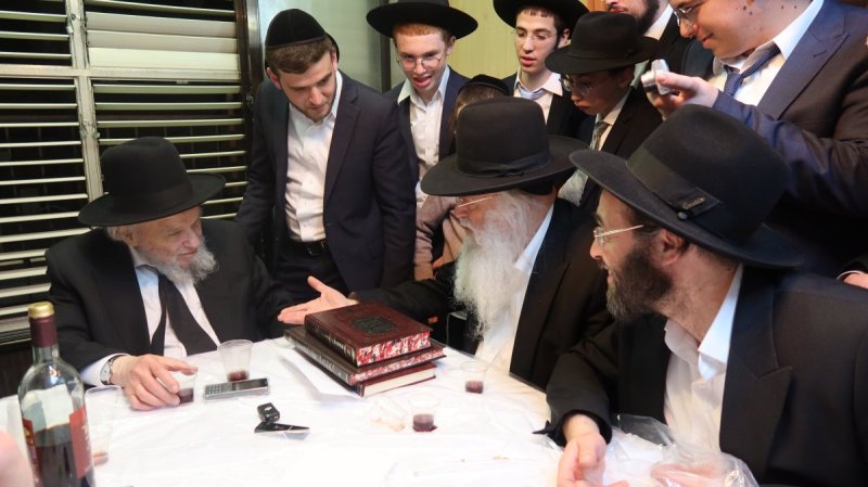 באדיבות המצלם