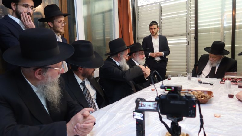 באדיבות המצלם