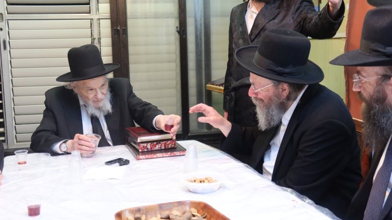 באדיבות המצלם