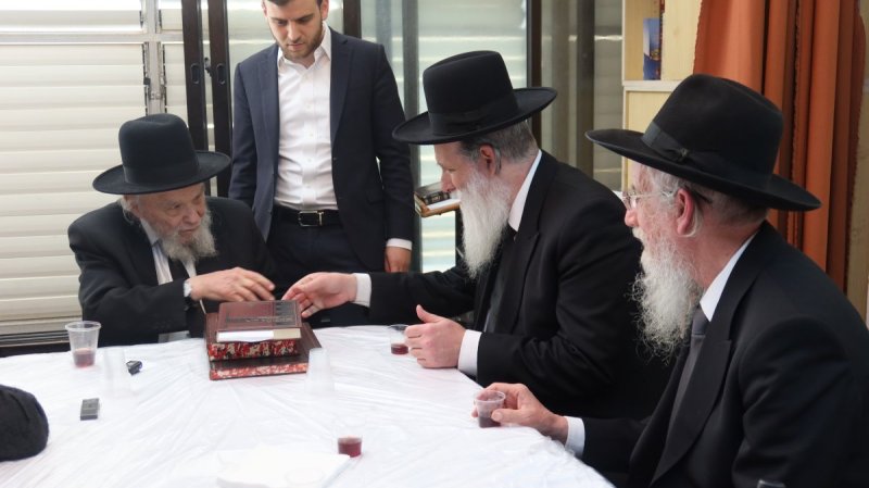 באדיבות המצלם