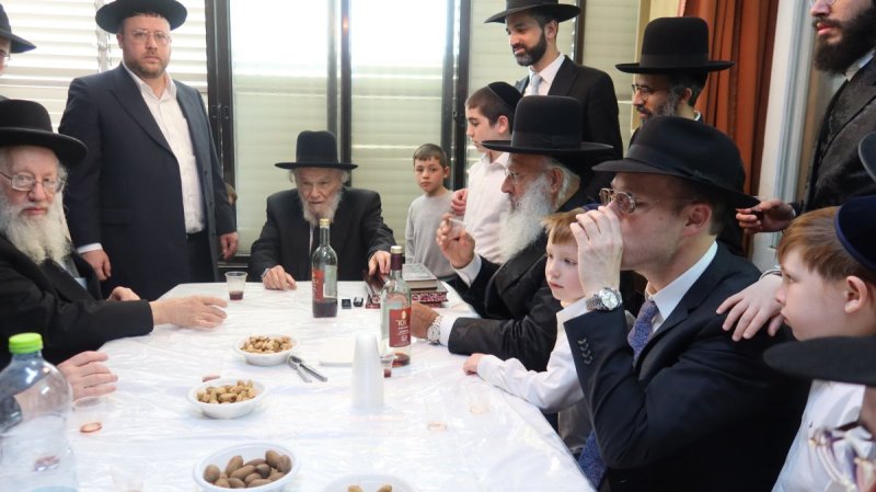 באדיבות המצלם