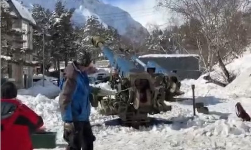 בעזרת תותחי הוביצר 122 מ"מ: למה הרוסים מפגיזים את ההר המושלג?