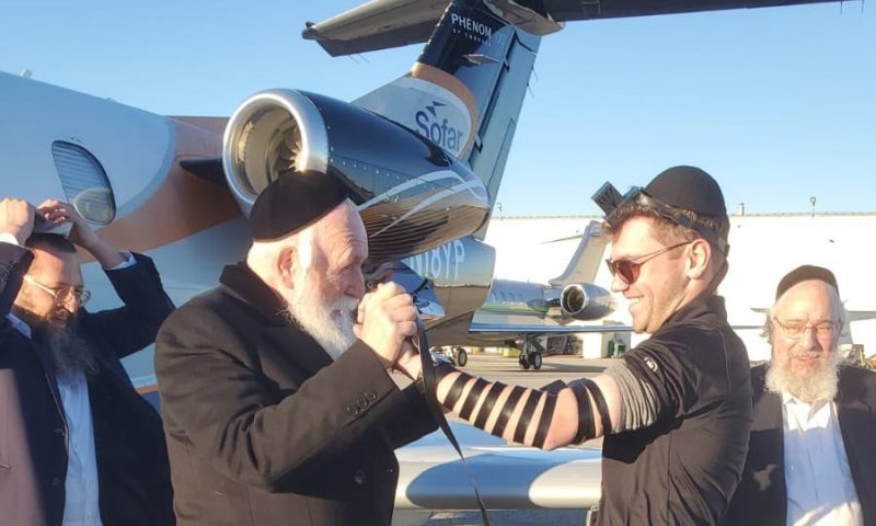 בר מצווה מאוחרת: הטייס שהתגלה כיהודי והניח תפילין לראשונה בחייו