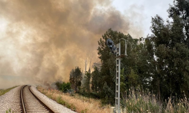 שריפה משתוללת סמוך לכביש 6: עומסי תנועה כבדים, תנועת רכבות הופסקה