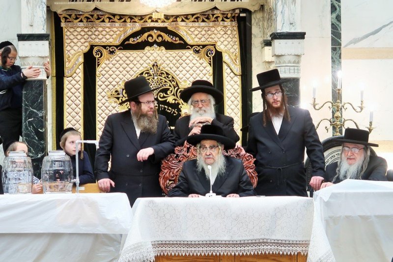 בחצרות סאטמר