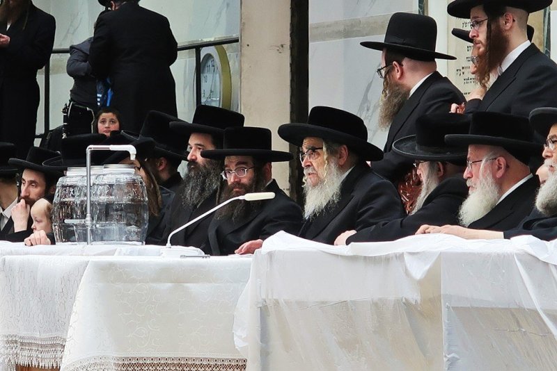 בחצרות סאטמר