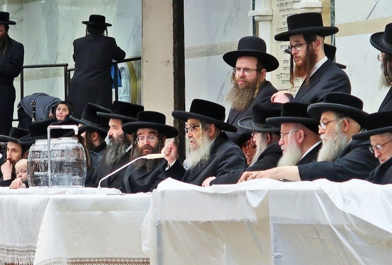 בחצרות סאטמר