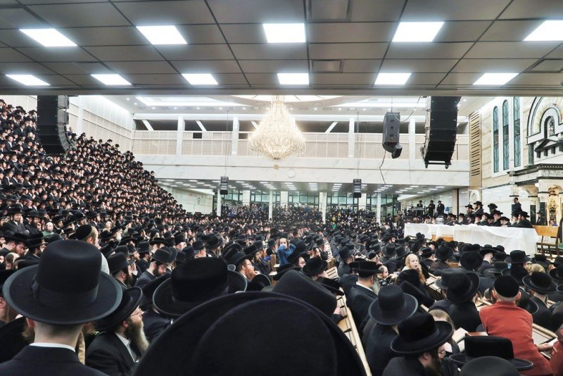 בחצרות סאטמר