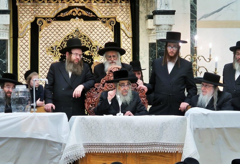 בחצרות סאטמר