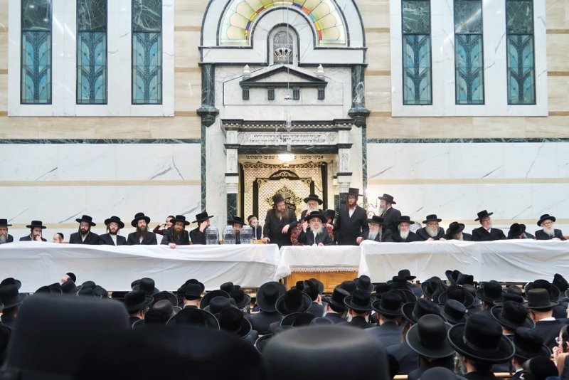 בחצרות סאטמר